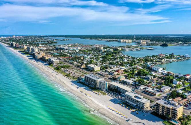 Sunset Beach Suites St. Pete Beach Esterno foto