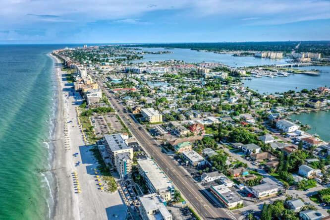 Sunset Beach Suites St. Pete Beach Esterno foto