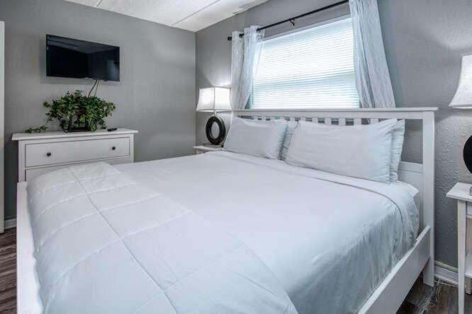 Sunset Beach Suites St. Pete Beach Esterno foto